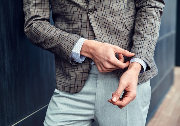 Photo gratuite bel homme en costume à carreaux gris