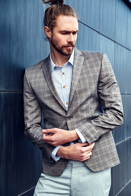 Photo gratuite bel homme en costume à carreaux gris