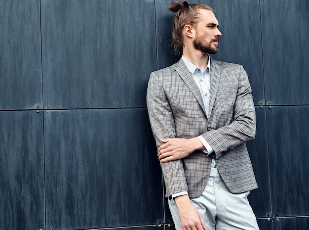 Bel homme en costume à carreaux gris