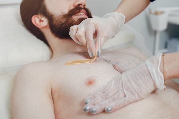 Bel homme dans un salon de beauté