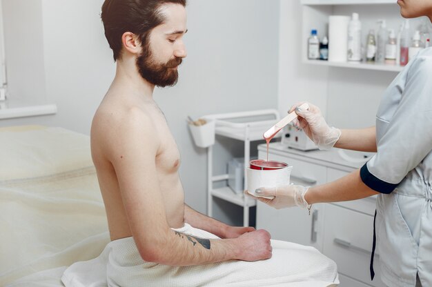 Bel homme dans un salon de beauté