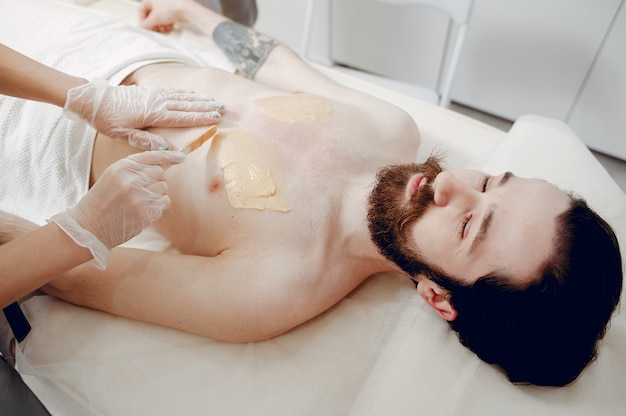 Bel homme dans un salon de beauté