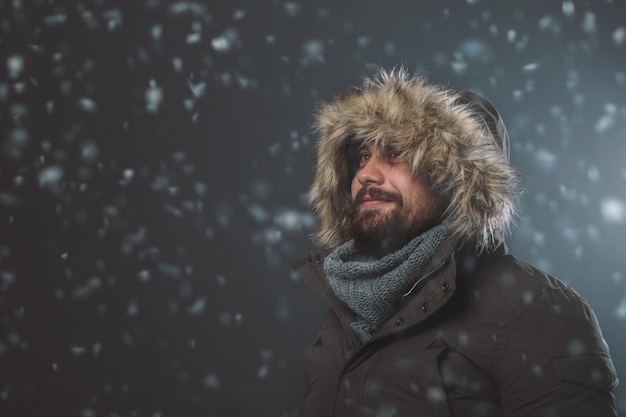 Photo gratuite bel homme dans la tempête de neige