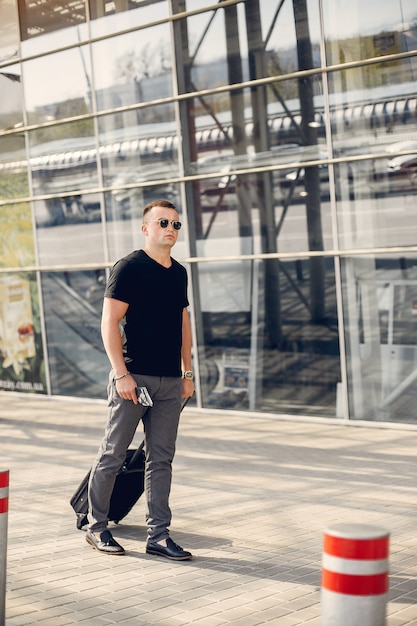 Bel homme debout dans l&#39;aéroport