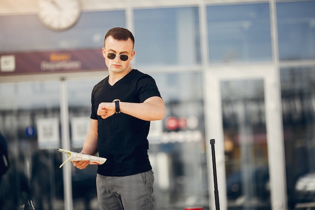 Bel homme debout dans l&#39;aéroport