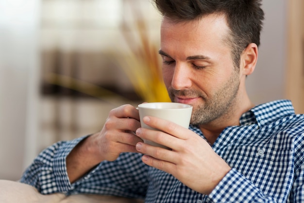 Photo gratuite bel homme dégustation de café du matin