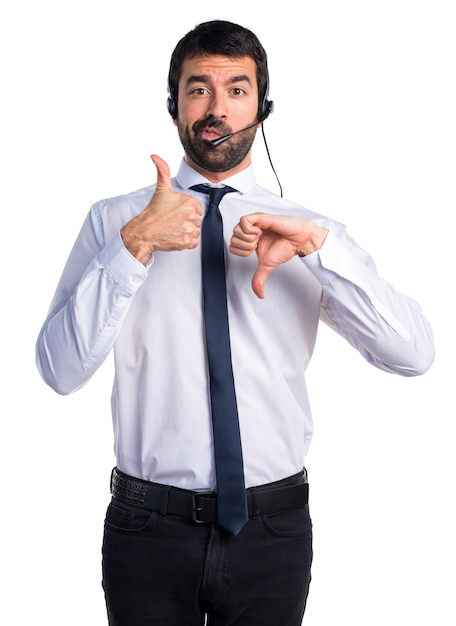 Un bel homme du télévendeur qui fait un mauvais signe