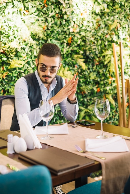 Photo gratuite bel homme élégant au restaurant