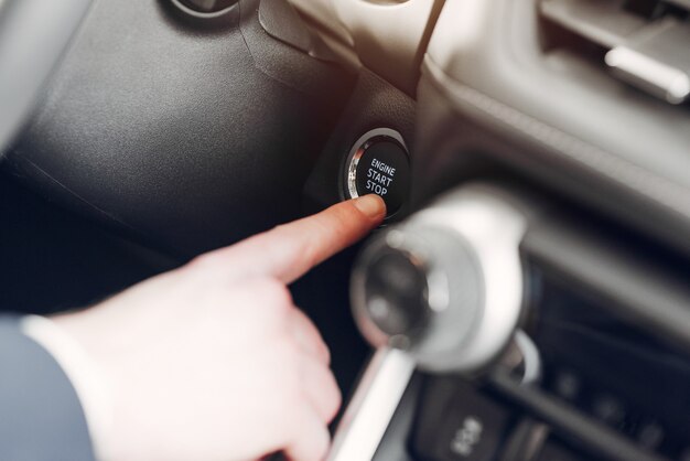 Bel homme élégant dans un salon de l&#39;automobile