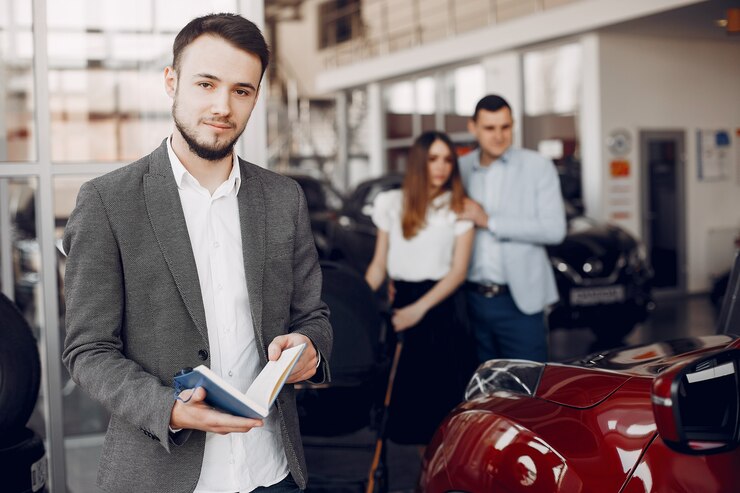 Photo gratuit bel homme élégant dans un salon de l&#39;automobile