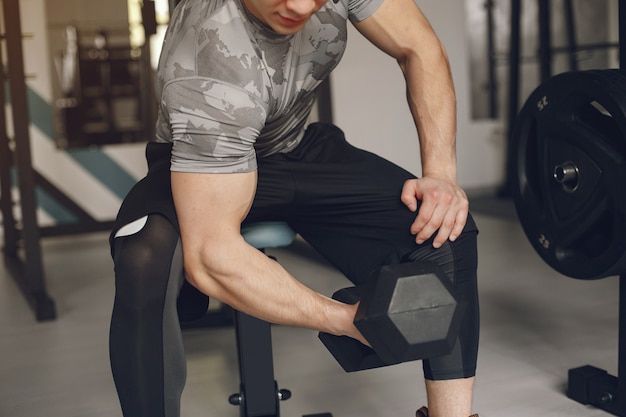 Un bel homme est engagé dans une salle de sport