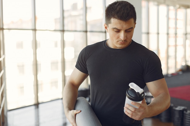 Un bel homme est engagé dans une salle de sport