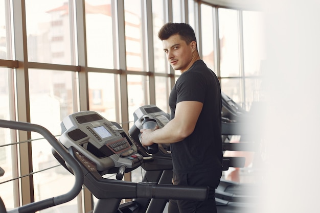 Un bel homme est engagé dans une salle de sport