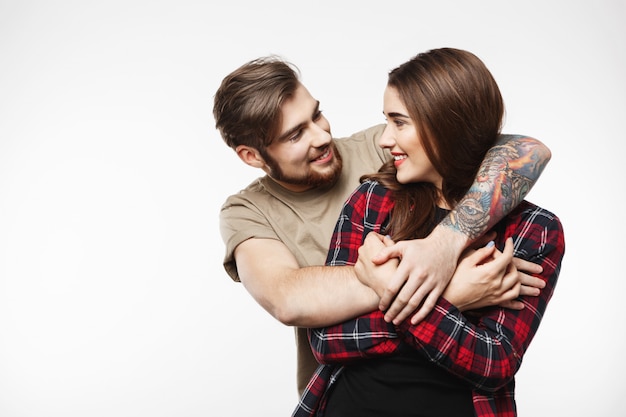 Bel Homme étreignant La Femme Par Derrière. En Se Regardant.