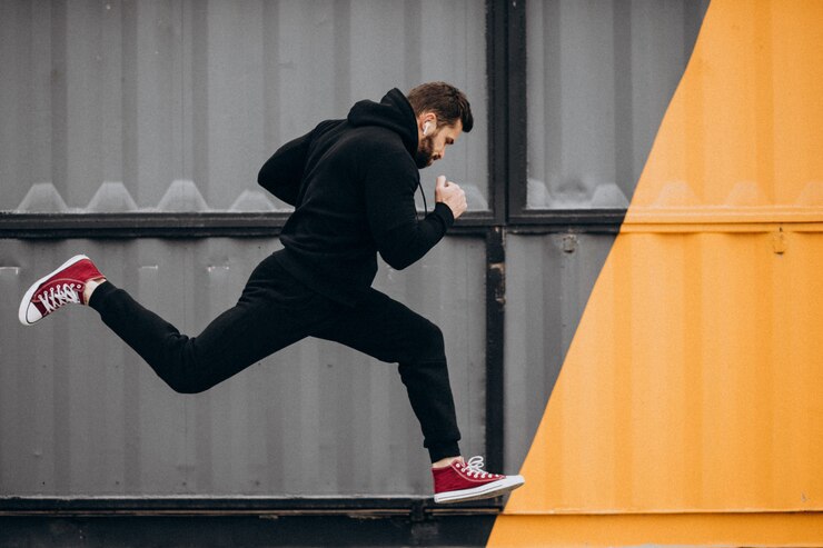 Photo gratuit bel homme exerçant dans le parc en vêtements de sport