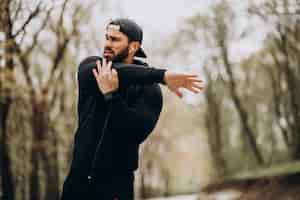 Photo gratuite bel homme exerçant dans le parc en vêtements de sport