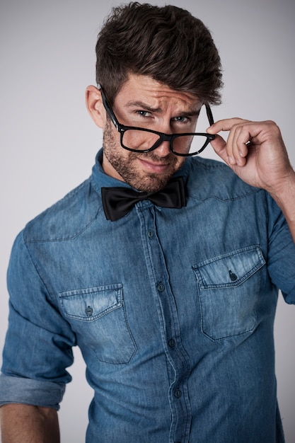 Bel homme flirter avec des lunettes