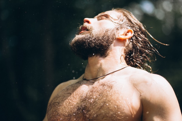 Bel homme en forêt