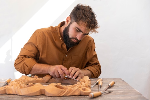 Bel homme gravure en bois à l'extérieur