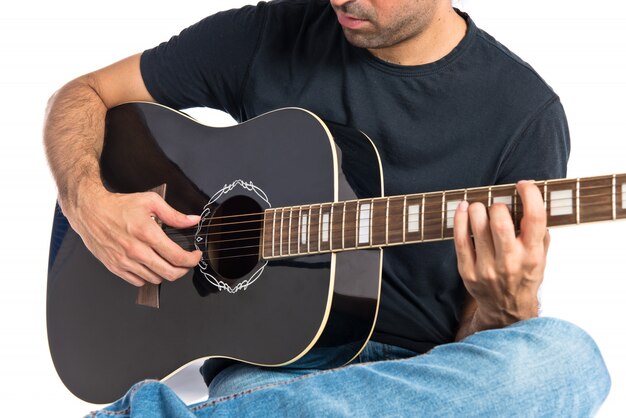 Bel homme à la guitare sur fond blanc