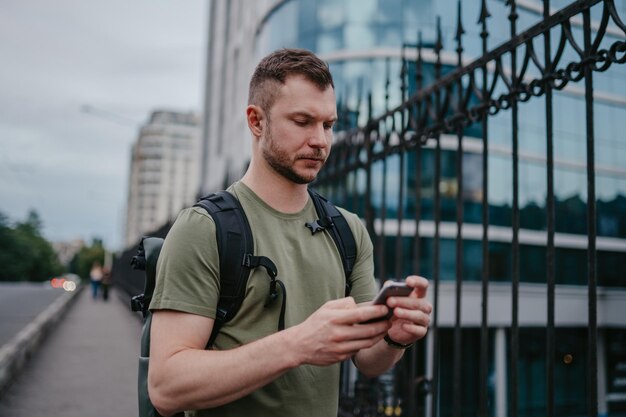 Bel homme hipster marchant dans la rue