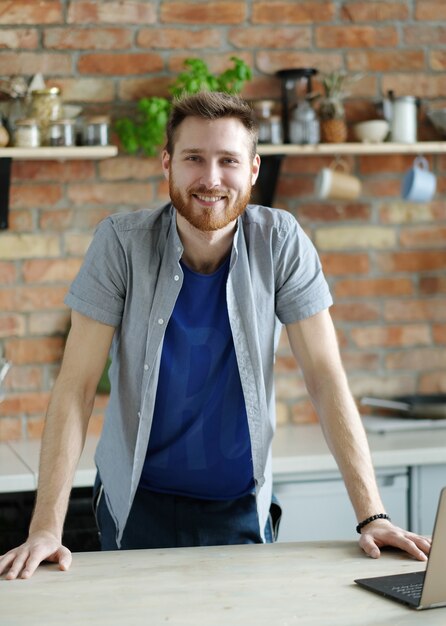 Bel homme à l'intérieur