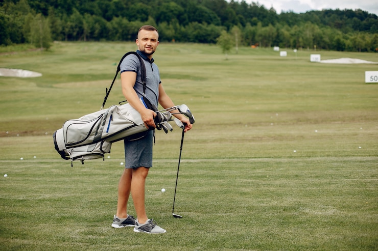 Photo gratuit bel homme jouant au golf sur un parcours de golf