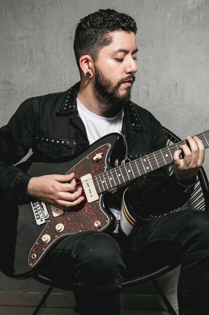 Bel homme jouant de la guitare électrique