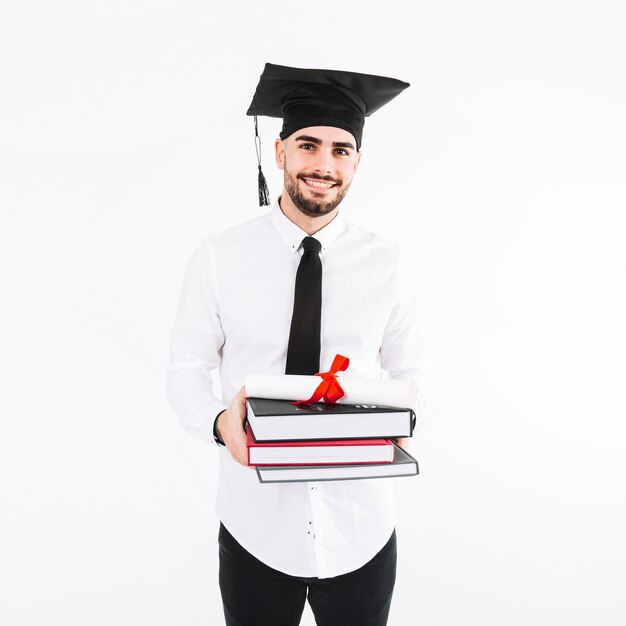 Bel homme avec des livres et diplôme