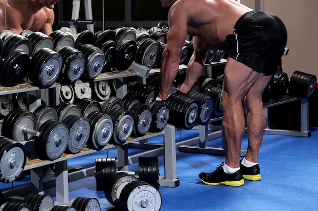 Bel homme musclé dans un gymnase