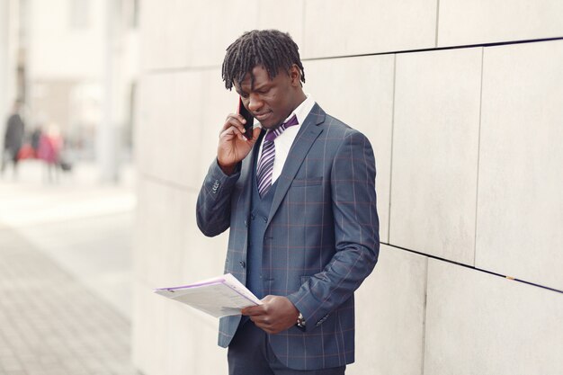 Bel homme noir dans un costume bleu