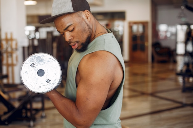 Un bel homme noir est engagé dans un gymnase