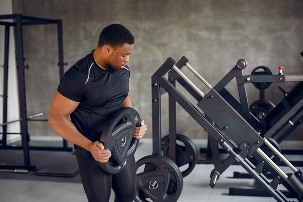 Un bel homme noir est engagé dans une salle de sport