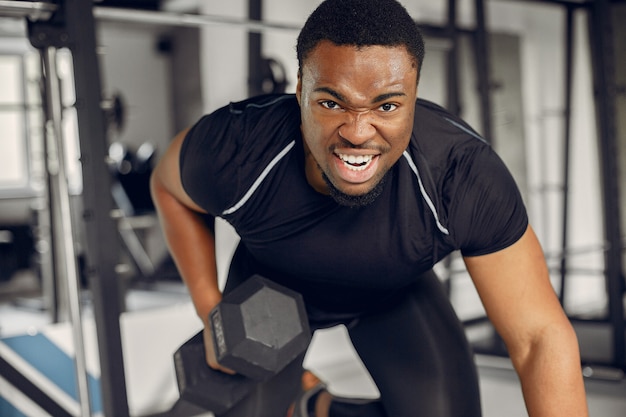 Un bel homme noir est engagé dans une salle de sport