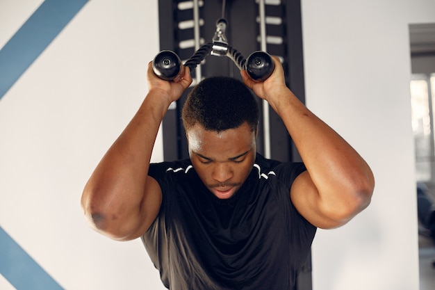 Photo gratuite un bel homme noir est engagé dans une salle de sport