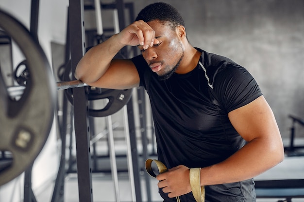 Un bel homme noir est engagé dans une salle de sport