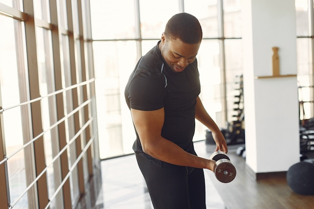 Un bel homme noir est engagé dans une salle de sport