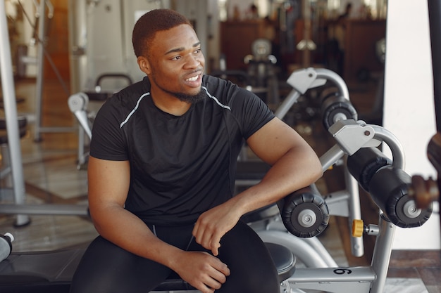 Un bel homme noir est engagé dans une salle de sport