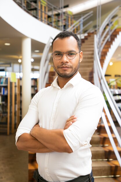 Bel homme noir posant à la bibliothèque publique