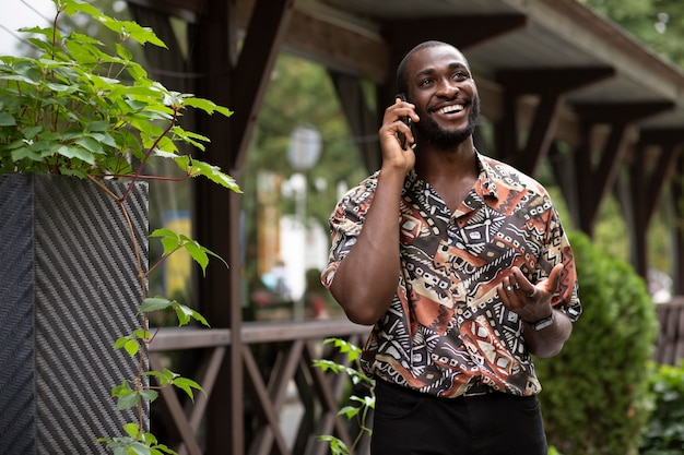 Bel homme parlant au téléphone à l'extérieur