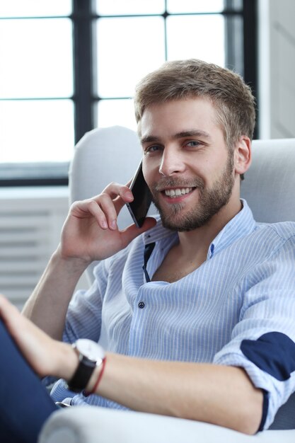 Bel homme parlant par téléphone