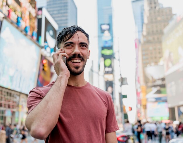 Bel homme parle au téléphone