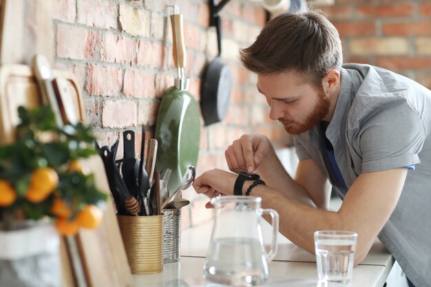 Bel homme posant dans la cuisine