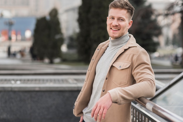 Bel homme posant à l'extérieur avec désinvolture