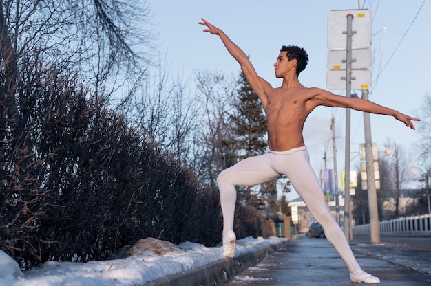 Photo gratuite bel homme en position de ballet élégant