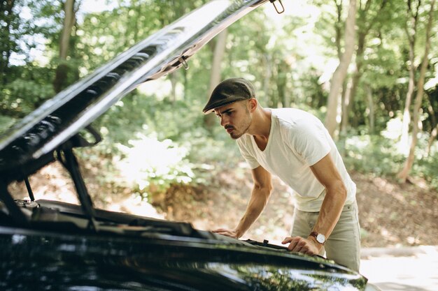 Bel homme près de la voiture