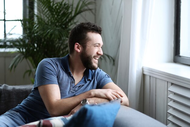 Bel homme regardant la fenêtre de l'entraîneur