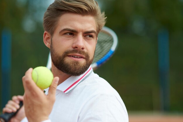 Bel homme se concentre sur un jeu