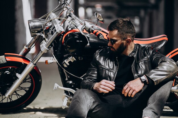 Bel homme sexy en moto