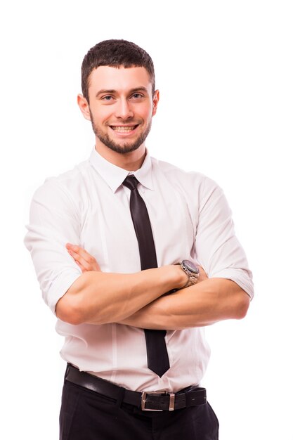 Bel homme souriant, les bras croisés, isolé sur un mur blanc